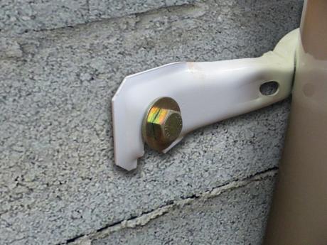 Cheville chauffe-eau - Vue en situation sur parpaing