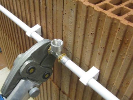 TUB-RING - vue en situation avec pince à sertir