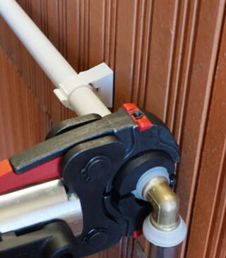 Utilisation de la pince à sertir sans démontage du tube