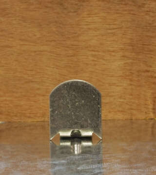 Battement bas ISO pour espagnolette sur bavette alu en situation