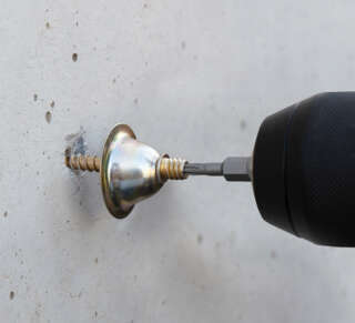 La patte à vis tient seule sur l’embout