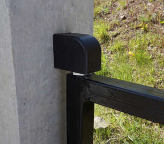 Capuchon pivot de portail en situation