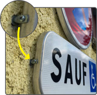 FIXATION PANNEAU SIGNALÉTIQUE en situation