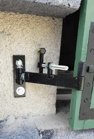 Pièce pour gond en angle en situation