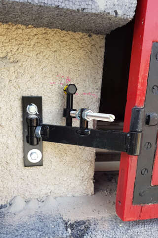 Pièce pour gond en angle en situation