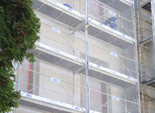 Collier pour filet de protection de façade en situation