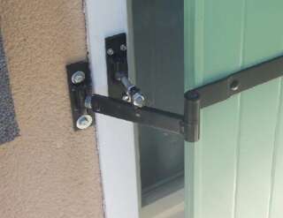 Fixations sur le précadre acier (gond existant coupé) en situation