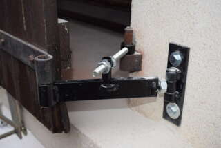 Fixation sur le gond existant en situation