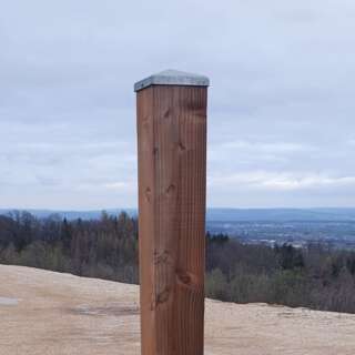 Capuchon poteau galvanisé en situation