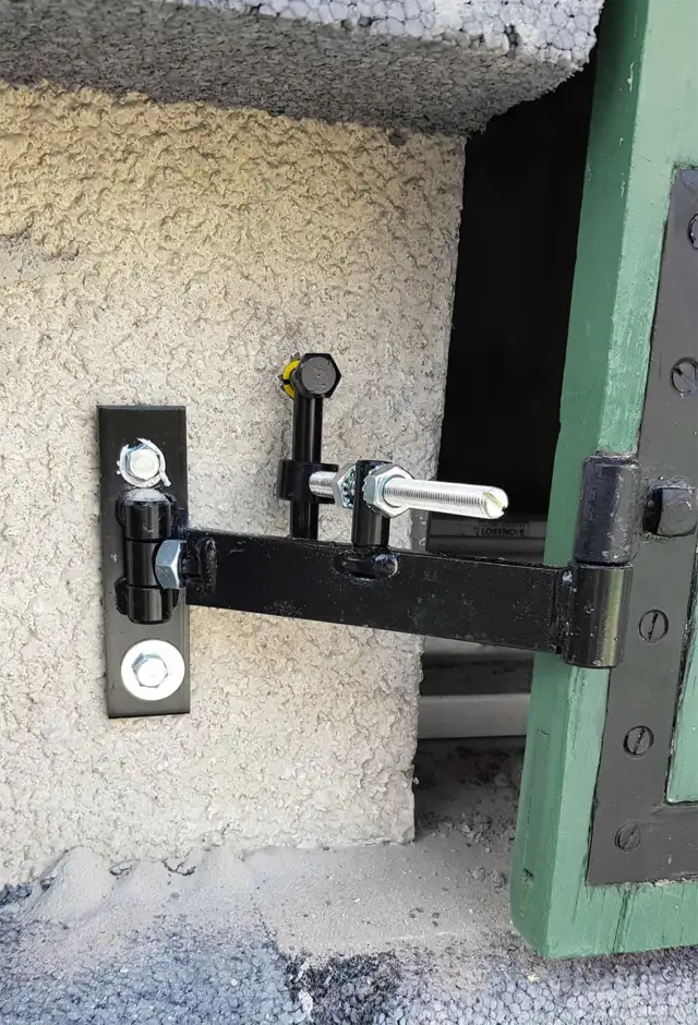Pièce pour gond en angle en situation