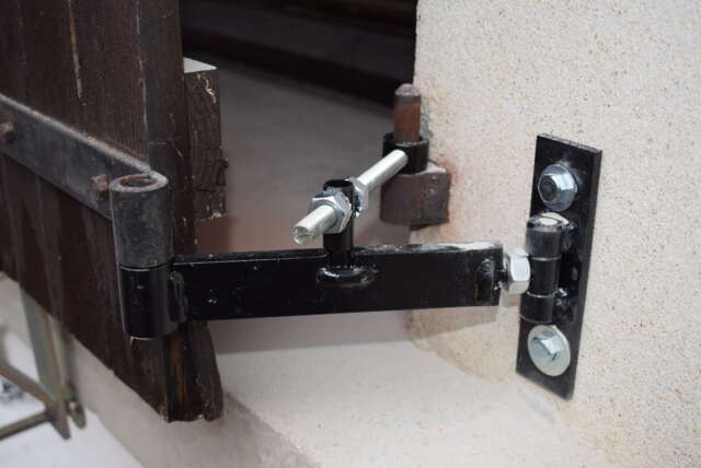 Fixation sur le gond existant en situation