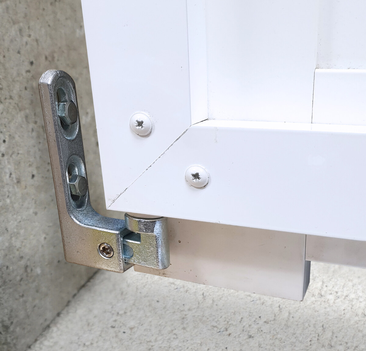 Pivot hinge for PVC gate; to be anchored